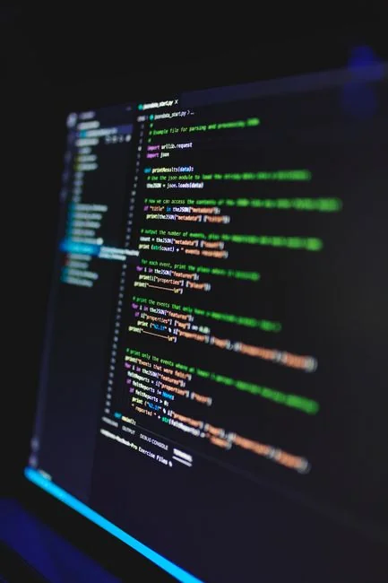 Un espace de travail moderne et épuré, avec un ordinateur portable, une tablette, un smartphone et un moniteur. Parfait pour le télétravail et les installations technologiques.